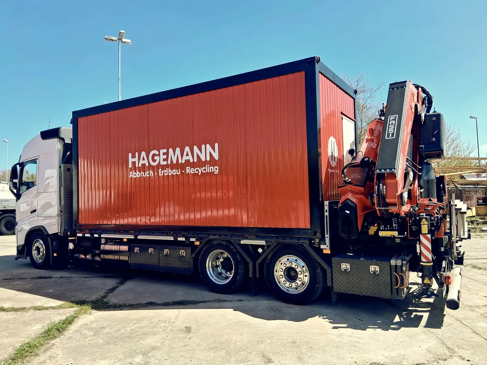 Kranwagen von Roock Transporte auf dem Hof