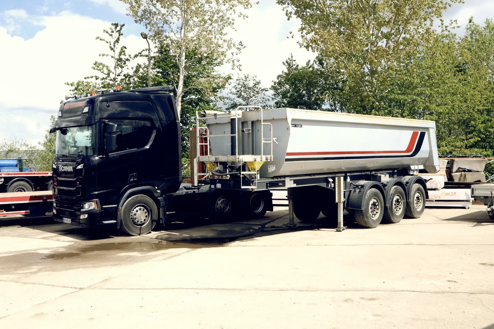 Roock Transporte Sattelzug mit Kipperauflieger