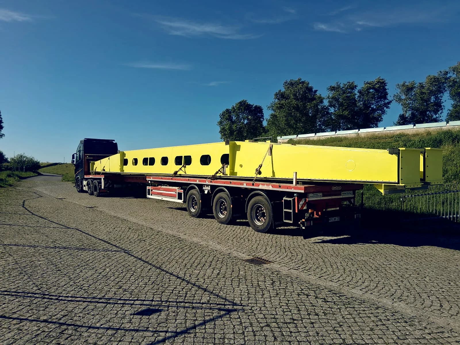 LKW von Roock Transporte bei einem Spezialtransport mit Stahlträger